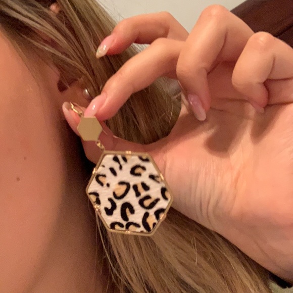 🐬Cheetah Earrings - Picture 3 of 3